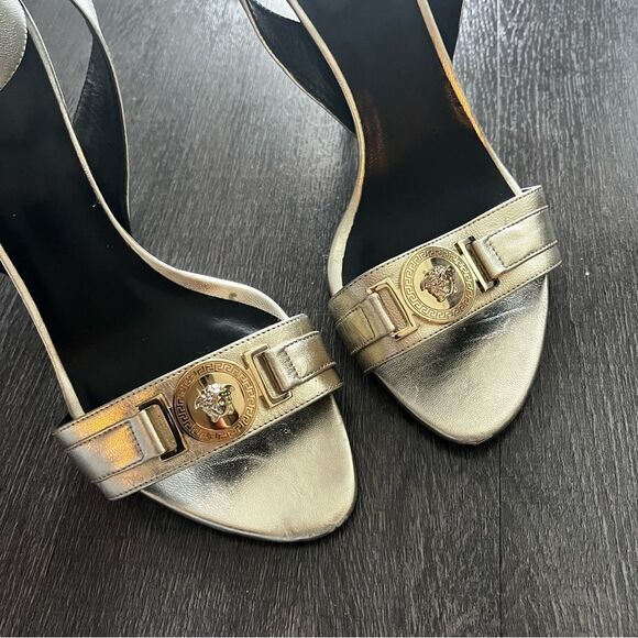 VERSACE Medusa Runway Strappy Metallic Silver Medusae Mediallion Heels SZ 39 US9 - Picture 3 of 9